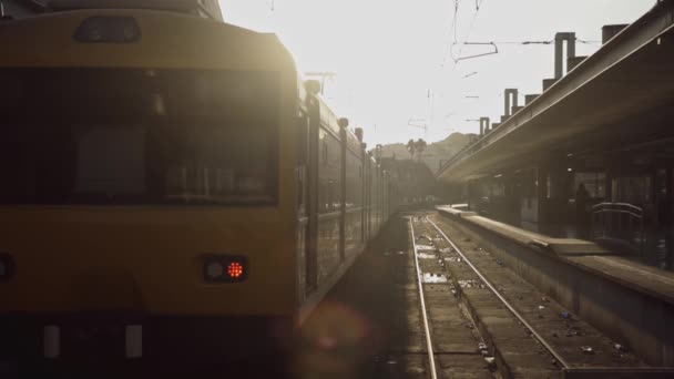 Поезд Ждет Пассажиров Вокзале Закате Телефото — стоковое видео