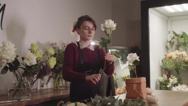 Kobieta Układająca Kwiaty Kwiaciarni — Wideo stockowe