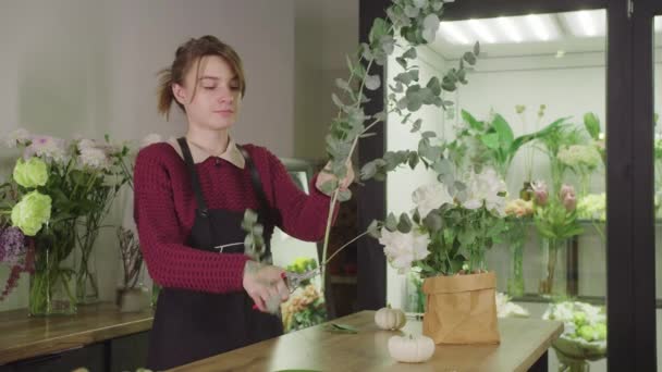 Žena Aranžující Květiny Květinářství — Stock video