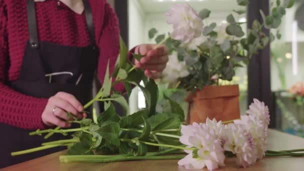 Жінка Розставляє Квіти Столі — стокове відео