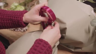 Elinde bir makas tutan bir kadın.