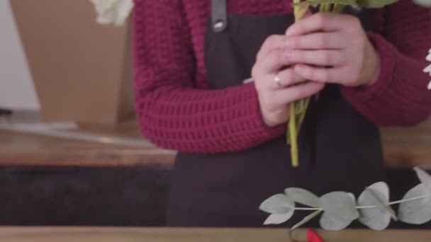 Kobieta Trzymająca Rękach Bukiet Kwiatów — Wideo stockowe