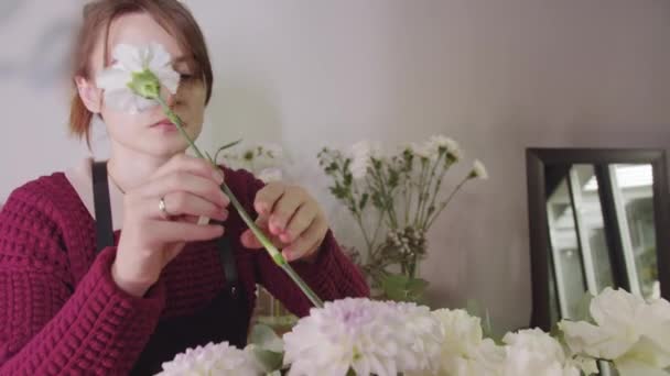 Kobieta Trzymająca Kwiat Przed Twarzą — Wideo stockowe