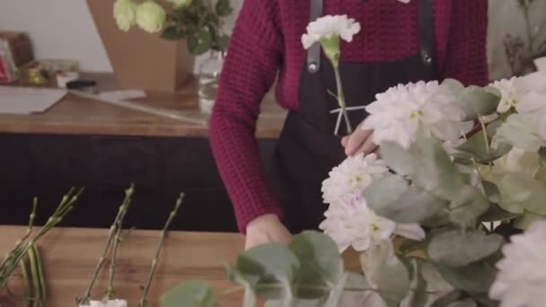 Kobieta Układająca Kwiaty Wazonie Stole — Wideo stockowe