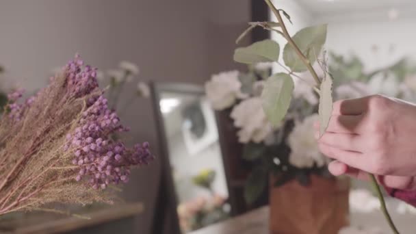테이블에 꽃병에 배치하는 — 비디오