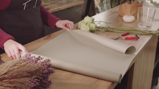 カッティングボードに花を切る女性 — ストック動画