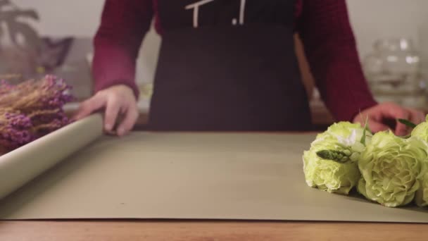 カッティングボードにナイフで花を切る人 — ストック動画