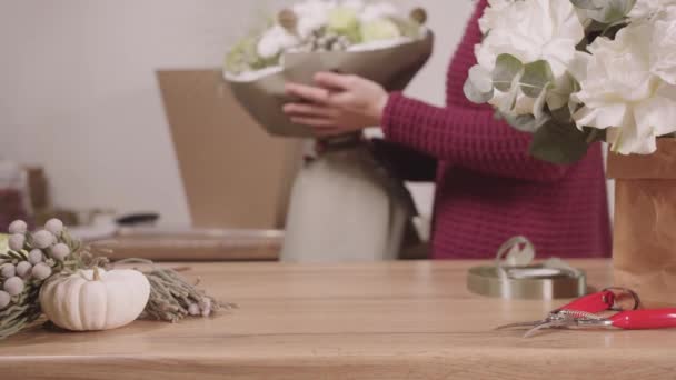 Kvinna Som Håller Bukett Vita Blommor — Stockvideo