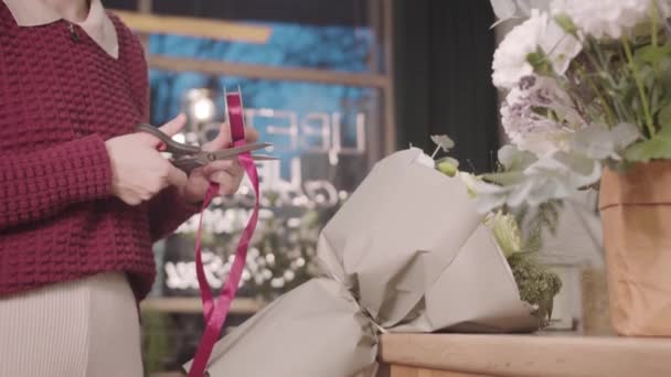 一个女人在一束花旁边拿着一把剪刀 — 图库视频影像