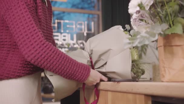 一个女人手里拿着一束花 — 图库视频影像