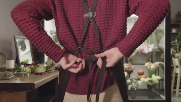 赤いセーターと茶色のズボンを着ている女性 — ストック動画