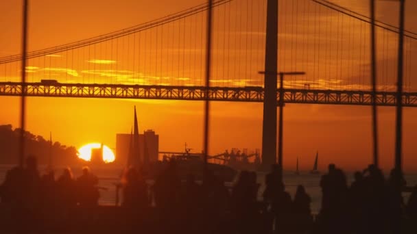 一群人站在一座桥前面 — 图库视频影像