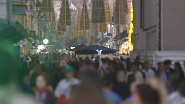 Egy Csomó Ember Sétál Végig Utcán Magas Épületek Mellett Telefotó — Stock videók