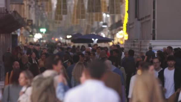 2023年11月14日 葡萄牙里斯本 一群人走在Commercio Plaz Telephoto附近的Rua Agusta街上 — 图库视频影像