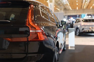 Yan yana park edilmiş iki araba.