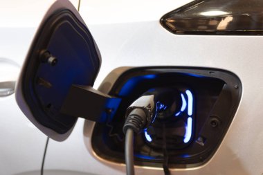 Şarj aleti tarafından şarj edilen elektrikli bir araba.