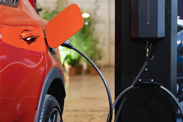 Красная машина, подключенная к черной машине