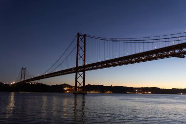 Büyük bir su kütlesi üzerinde büyük bir köprü.