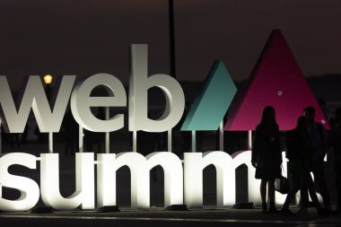 11 Kasım 2023 Lizbon, Portekiz - Reklam - Web Zirvesi - Telhoto