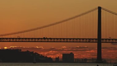 Bir su kütlesinin üzerinde uzanan büyük bir köprü.