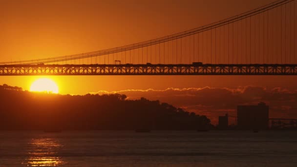 太阳在水面上的一座桥后面落下了 — 图库视频影像
