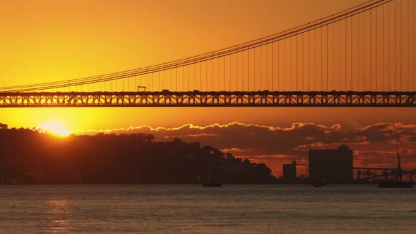 太陽は大きな橋の後ろに沈んでいる — ストック動画