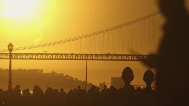 Sylwetka Ludzi Spacerujących Mieście Most Nad Rzeką Tłum Zachodzie Słońca — Wideo stockowe