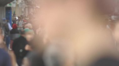 Bulanık bir kalabalık sokakta yürüyor.