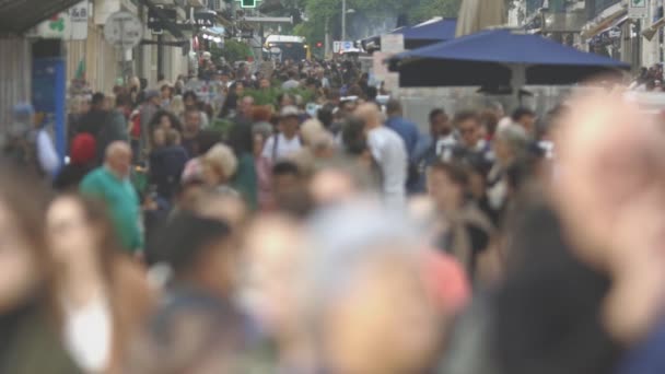 Ένα Πλήθος Ανθρώπων Που Περπατούν Στο Δρόμο — Αρχείο Βίντεο