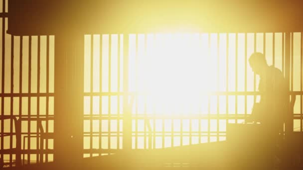 Menschen Die Sich Nach Dampf Sehnen Einschiffung Silhouette Vor Goldener — Stockvideo