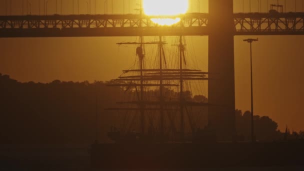 Güneş Uzun Bir Köprünün Arkasında Batıyor — Stok video