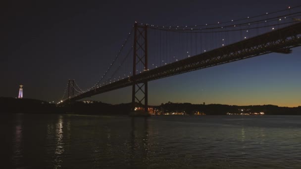 Gran Puente Sobre Cuerpo Agua Por Noche Lisboa — Vídeo de stock