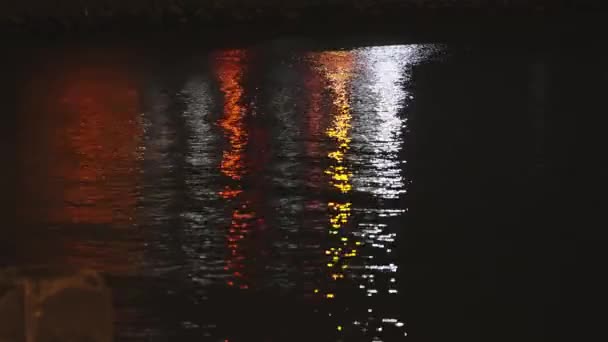 Ein Gewässer Das Ein Paar Lichter Hat — Stockvideo