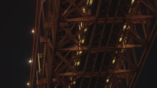 Egy Közeli Kép Egy Híd Tetejéről Éjszaka — Stock videók