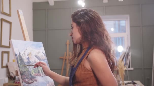 Kobieta Maluje Obraz Pracowni Artystycznej — Wideo stockowe