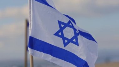 Arka planda gökyüzü olan bir bayrağın yakın çekimi