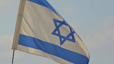 Üzerinde David 'in yıldızı olan bir bayrak.