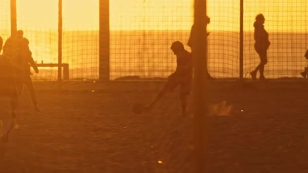 Tonårspojkar Spelar Fotboll Nära Havskusten Solnedgången Slow Motion — Stockvideo