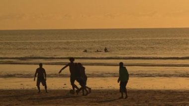 25 Kasım 2023, Lizbon, Portekiz - Gün batımı sahilinde rekabetçi bir futbol maçına katılan bir adam -