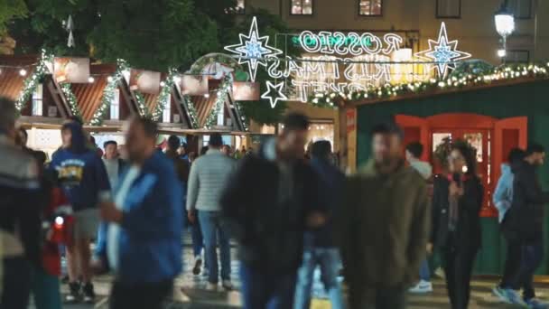 2023年11月23日 葡萄牙里斯本 一群人在晚上沿街行走 — 图库视频影像