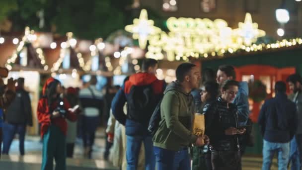 2023年11月23日 リスボン ポルトガル 夜に通りを歩く人々のグループ — ストック動画