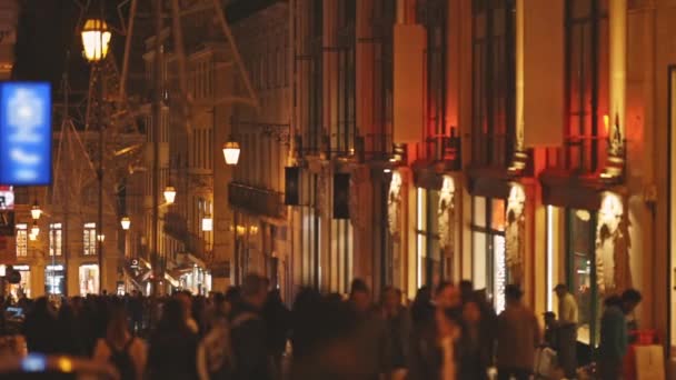 Uma Multidão Pessoas Andando Rua Movimentada Final Noite Turva — Vídeo de Stock