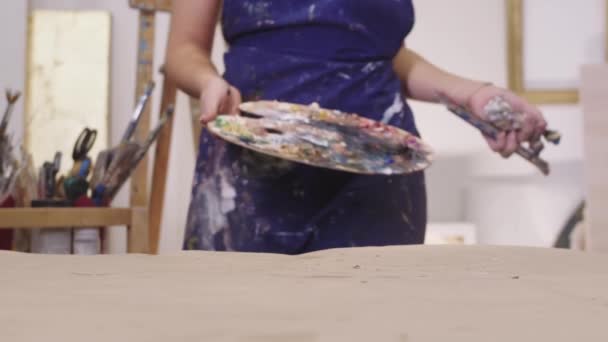 Uma Mulher Frente Cavalete Segurando Uma Pintura — Vídeo de Stock