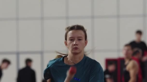 Юная Спортсменка Бегает Прыгает Шеста Телефото — стоковое видео