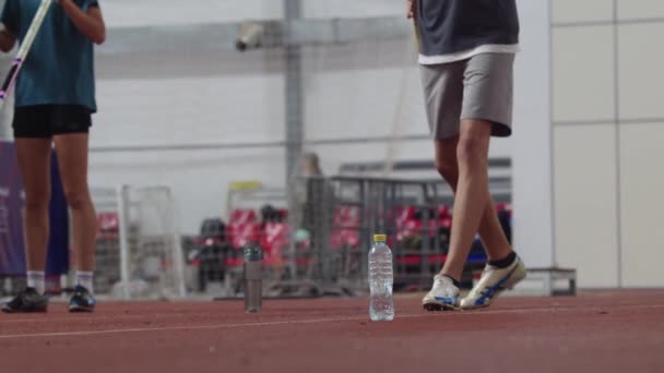 Due Persone Che Camminano Una Pista Con Una Bottiglia Acqua — Video Stock