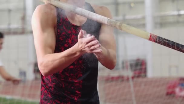 Hombre Está Usando Tiza Atlética Listo Para Poste Bóveda Cerca — Vídeos de Stock