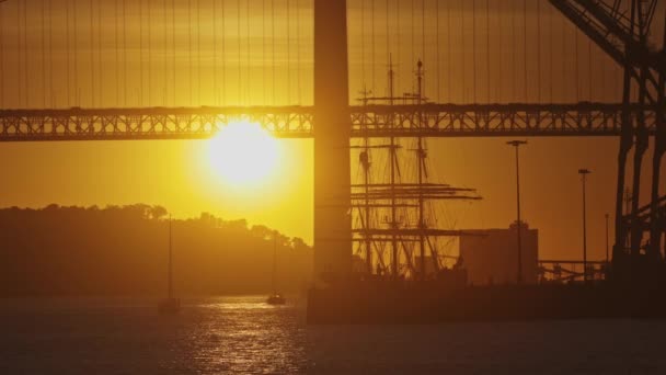 Słońce Zachodzi Mostem Nad Wodą — Wideo stockowe