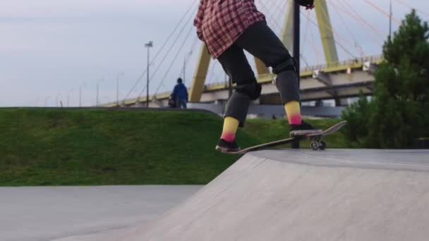 Giovane Donna Adolescente Cavalcando Uno Skateboard Sul Lato Una Rampa — Video Stock