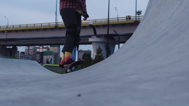 Jonge Vrouw Rijden Een Skateboard Zijkant Van Een Helling — Stockvideo