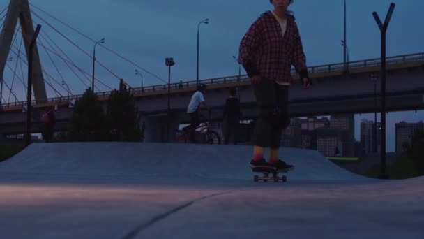 若い女性はランプの側面のスケートボードに乗っています — ストック動画